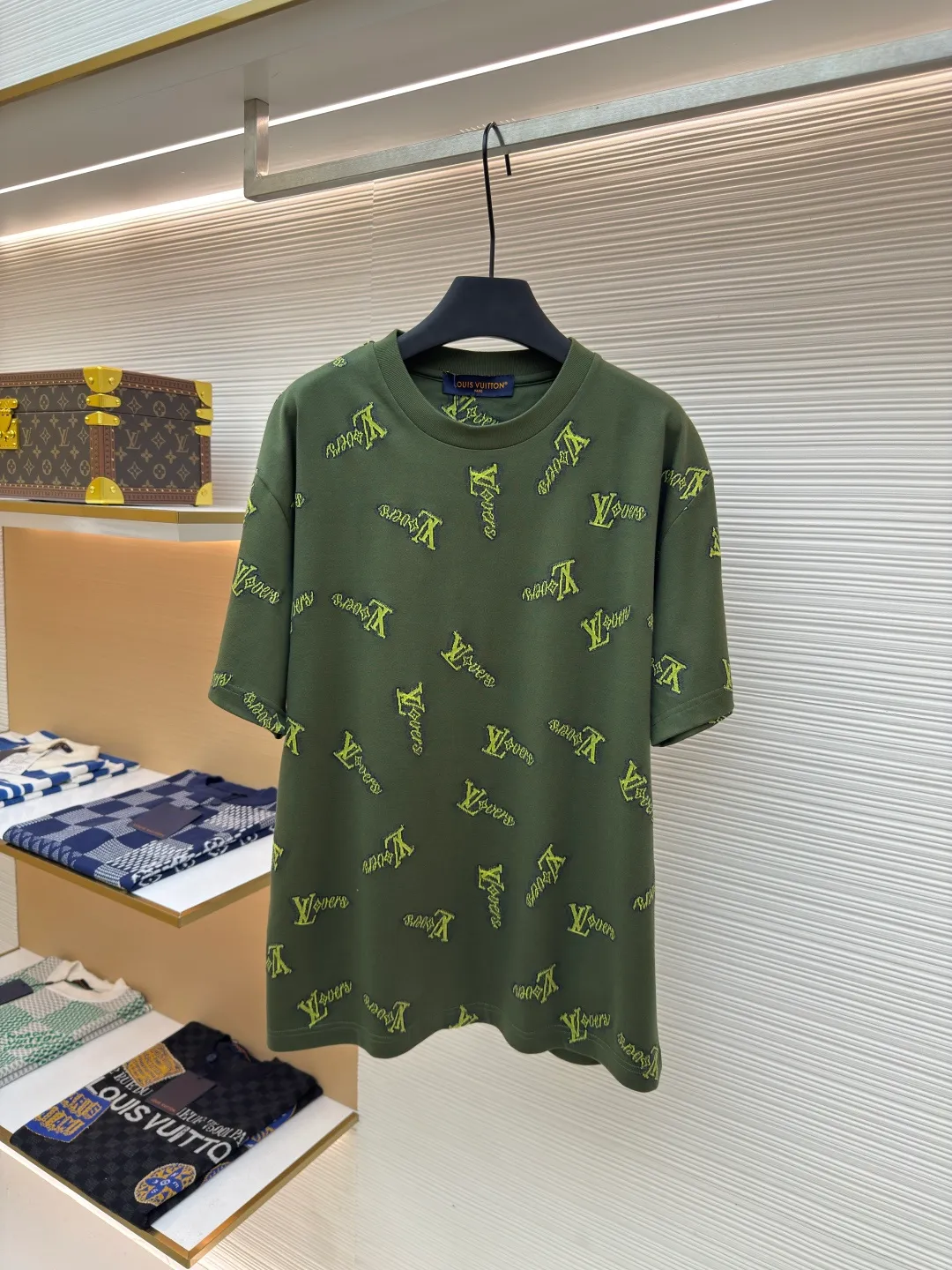 LOUIS VUITTON cut-out letter T-shirt ●Authentic product: purchased and developed at 8950 ●Item number: 1680397-A85 ●Fabric: combed cotton yarn fabric ●Technology: washed production ●Version: fitted version ●Weight: about 255 grams ●Size: XS-S-M-L ●Description: The fabric is made of 60S double-ply combed cotton yarn. The color of the bulk yarn is ordered and dyed. The Y version is purchased and the hem fabric is disassembled to analyze the yarn parameters. The green embryo is woven using a 60s double-ply ring-spun yarn and an 8-cylinder fly knitting circular knitting machine. All the base and yarn threads of the gray fabric are machine-trimmed. The yarn loss rate of the gray fabric is as high as 40%. The high cost of raw material loss increases dramatically. In the later stage, an air cylinder is used for high-temperature and high-pressure washing water setting + liquid ammonia soaking to make the tissue between the yarns tighter. The overall fabric surface is flat and the reference Y version of the garment is cut by hand with front and rear positioning flowers. The overall wiring is straight and delicate, the fabric is comfortable and soft, and the color is consistent without color difference. It can be matched with the same style to create a fashionable look and control various occasions. Customized accessories, complete with three standards, same style for men and women!